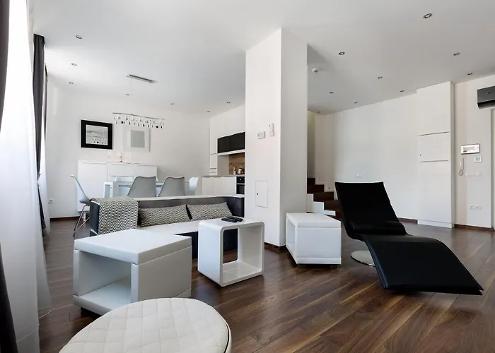 Lägenhet Square 2 Bedrooms - Michaelides Residences