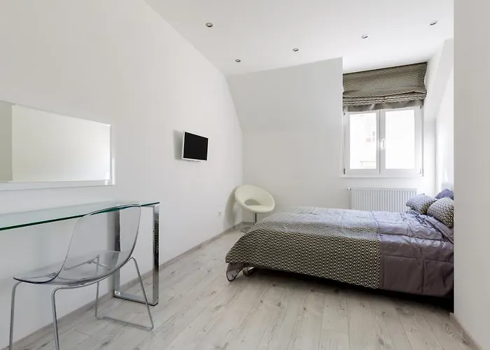 Square 2 Bedrooms - Michaelides Residences Apartament *