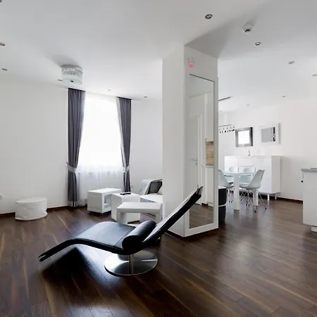 Square 2 Bedrooms - Michaelides Residences דירה